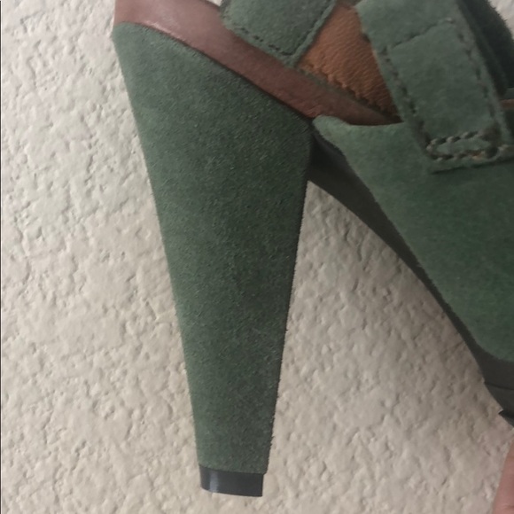 Shoes - Picture 2 of 8